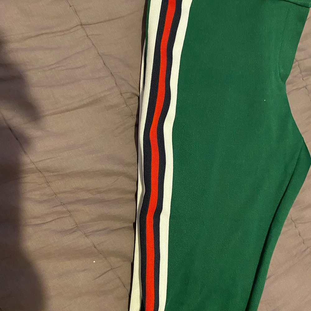 Authentic gucci leggings with stirrups and zipper at side